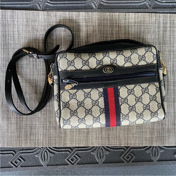 Authentic Gucci Purse *generic insert inside* - Picture 2 of 12